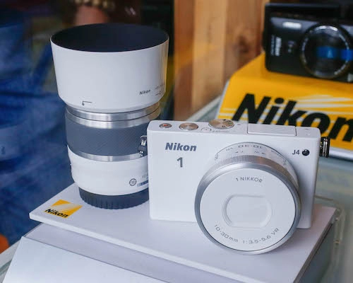 Nikon 1 j4 với cảm biến lấy nét lai giá 17 triệu đồng