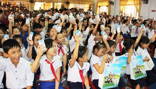 Tặng 72000 ly sữa cho trẻ em thành cổ quảng trị