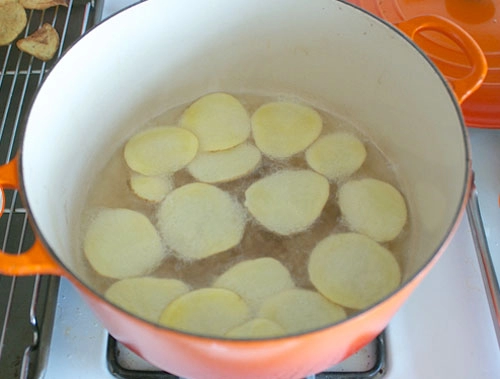 Tự làm bimbim khoai tây giòn tan