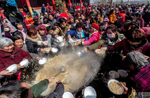2000 người ăn nồi mì khổng lồ ở trung quốc