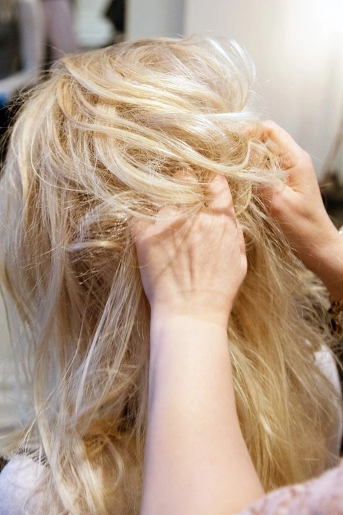 3 kiểu tóc búi sang chảnh dễ làm cho phong cách đầu năm mới