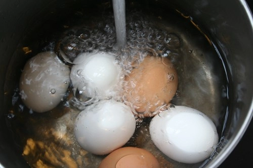 3 tuyệt chiêu luộc trứng chuẩn không cần chỉnh