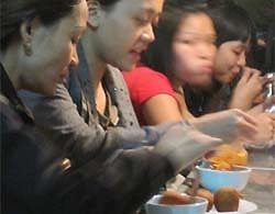 Bánh bao chiên nóng giòn trong chiều đông hà nội