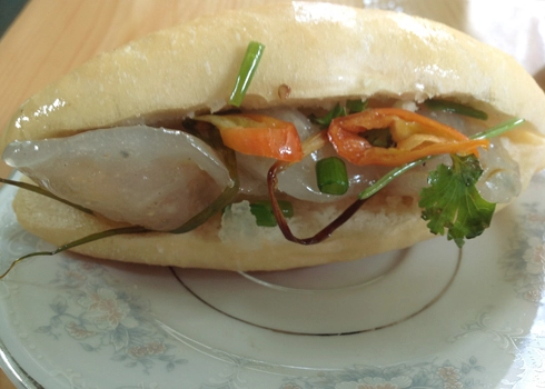 Bánh mì bột lọc đặc sản xứ huế