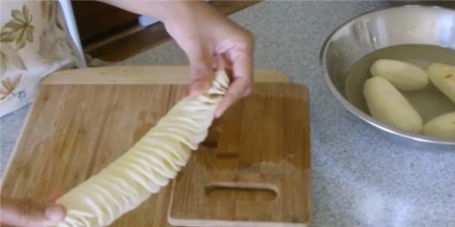 Bí kíp cắt khoai tây lốc xoáy siêu nhanh bằng tay