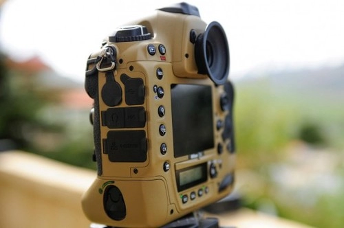 Bộ máy ảnh ống kính nikon sơn màu vàng quân đội ấn tượng