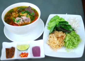 Bún riêu ốc tại nhà hàng ốc việt