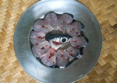 Canh chua nấu cá chuồn thanh mát ngày hè