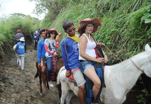 Cưỡi ngựa đi xem núi lửa ở philippines
