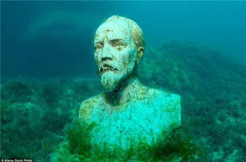 Độc lạ tham quan bảo tàng điêu khắc dươi đáy biển