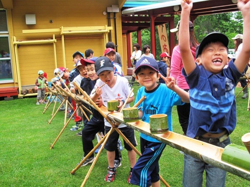 Đua vớt mì ống trong chiếc máng tre