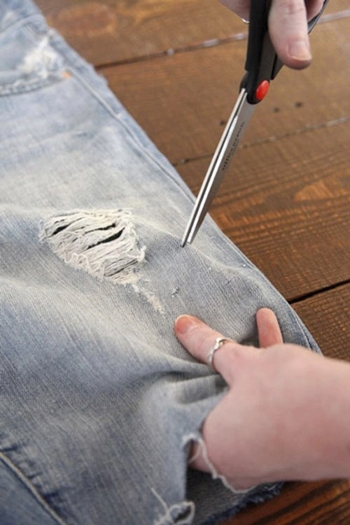 hô biến chiếc quần jeans cũ trở thành chiếc quần không đụng hàng