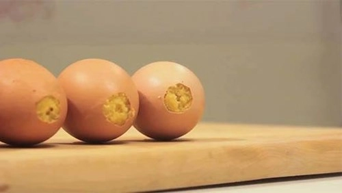 Làm bánh nướng bên trong vỏ trứng cực ngon và lạ mắt