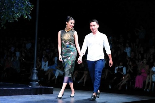 Lan khuê - nốt nhạc vàng trên sàn catwalk