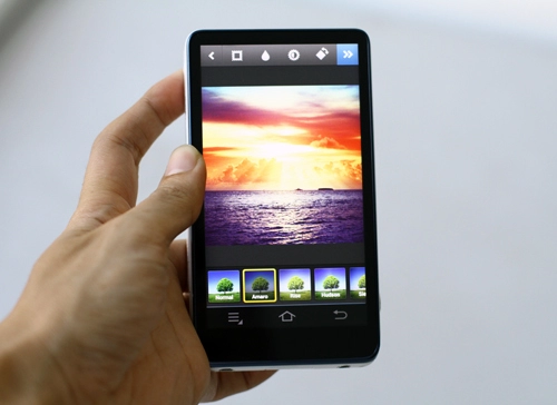Máy ảnh chạy android của samsung giá 128 triệu đồng