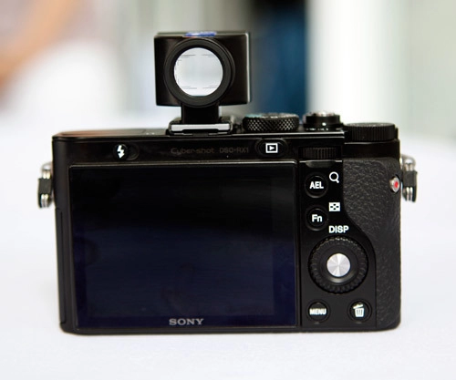 Máy ảnh compact full-frame của sony giá gần 60 triệu