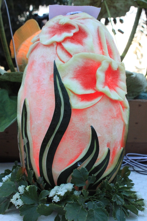 Ngắm lồng đèn điêu khắc từ hoa quả