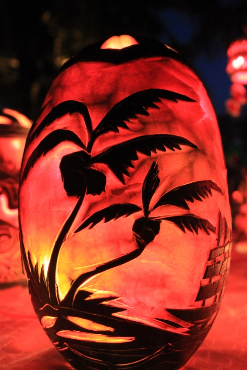 Ngắm lồng đèn điêu khắc từ hoa quả