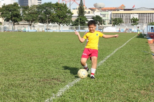 Những lợi ích khi cho trẻ chơi bóng