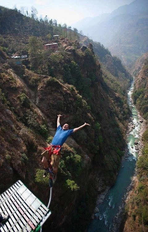 Những nơi nhảy bungee chóng mặt nhất thế giới