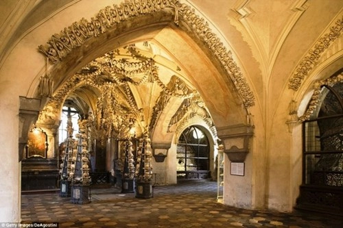 nổi gai ốc với nhà thờ làm từ hàng chục ngàn bộ xương người