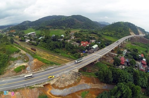 Phong cảnh kỳ vĩ trên tuyến cao tốc dài nhất việt nam