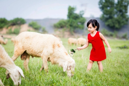 Phút giây thư giãn thú vị của hai mẹ con