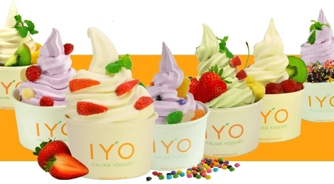 Thưởng thức kem yaourt thương hiệu iyo
