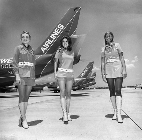 Trang phục của nữ tiếp viên hàng không thay đổi như thế nào