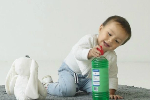 Trẻ thích thuốc tẩy dung dịch vệ sinh hơn đồ chơi