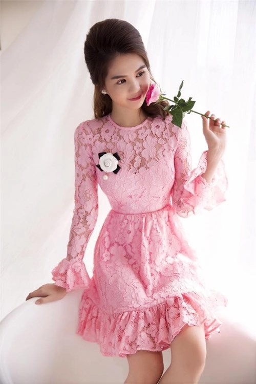 Váy hồng đáng học hỏi từ sao việt cho ngày đầu xuân