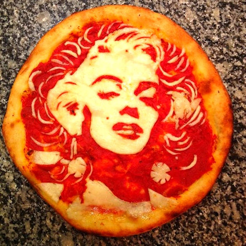 Vẽ người nổi tiếng trên bánh pizza
