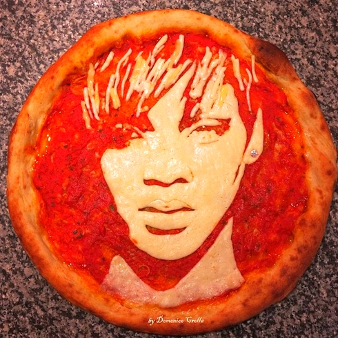 Vẽ người nổi tiếng trên bánh pizza