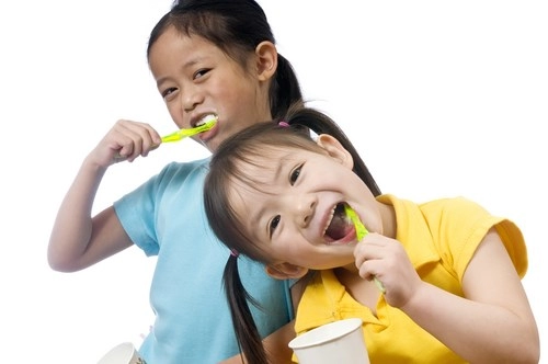 Vì sao không nên để trẻ dưới 8 tuổi tự đánh răng