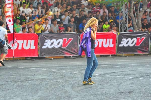 20-10 ngắm nữ stunter leah petersen bốc đầu mô tô