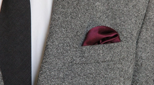 4 cách gấp khăn trang trí túi áo vest lịch lãm