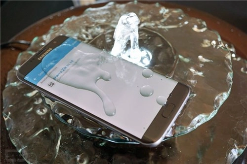 5 smartphone chạy phà phà dù bị rớt xuống nước