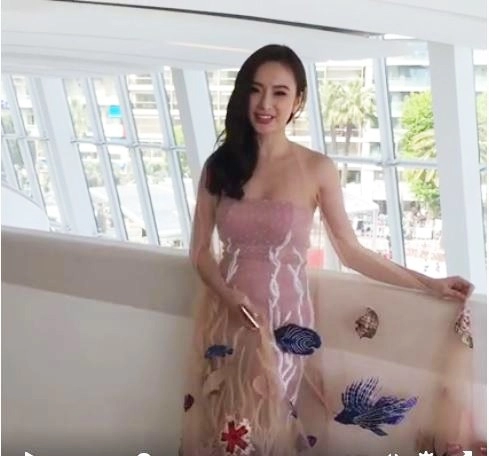 Angela phương trinh xoay 180 độ gợi cảm trên thảm đỏ cannes