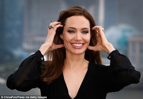 Angelina jolie lộ tóc bạc già nua bất ngờ