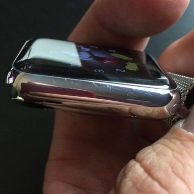 Apple watch làm bằng thép không gỉ nhưng dễ trầy