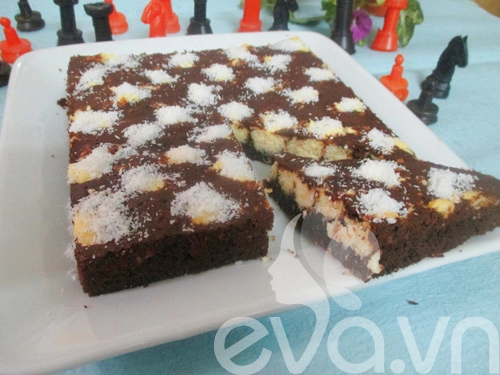 Bánh brownie dừa hình bàn cờ