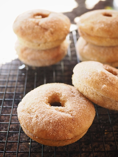 Bánh donut vị táo quế thơm ngất ngây