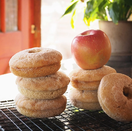 Bánh donut vị táo quế thơm ngất ngây