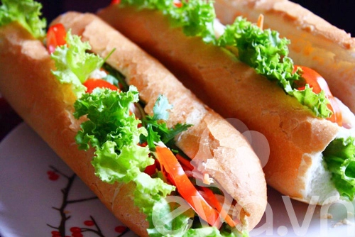 Bánh mì kẹp thịt gà cho bữa sáng