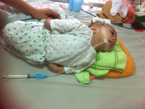 Bé trai 2 tháng tuổi điều trị bệnh từ tiền hậu sự của mẹ