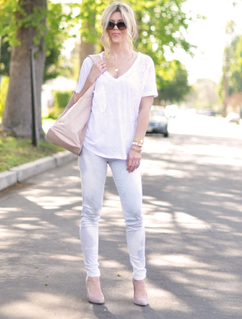 Biến hóa với quần jeans và áo phông trắng