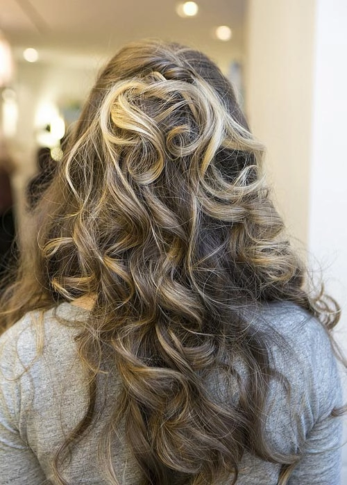 Biến tấu diệu kỳ với 3 kiểu tóc xoăn cô dâu đơn giản