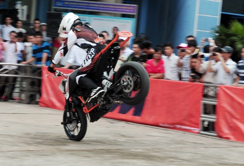Biểu diễn môtô mạo hiểm tại triển lãm việt nam autoexpo 2014