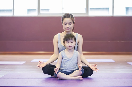 Bộ ảnh yoga tuyệt đẹp của bé gái hà nội với mẹ