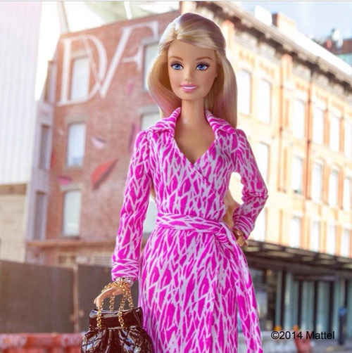 Búp bê barbie xúng xính váy áo dự tuần lễ thời trang